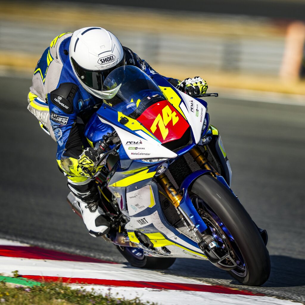 motorrad fahrer bei einem racing