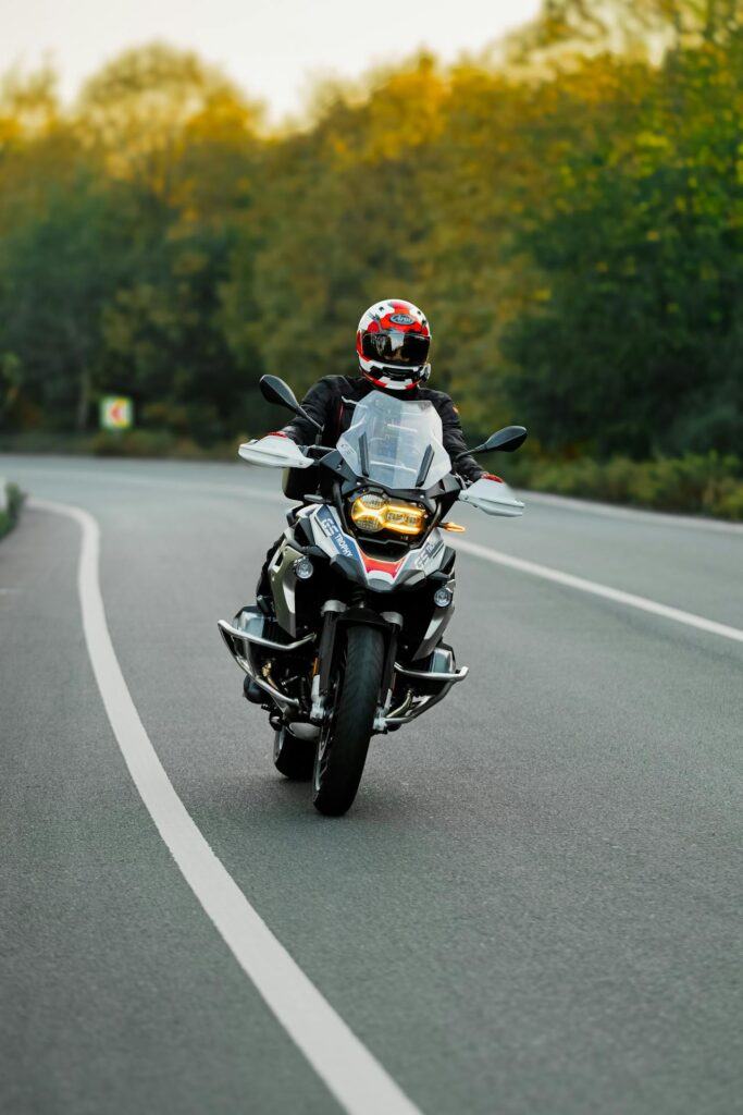 motorradfahrer auf einer landstrasse unterwegs